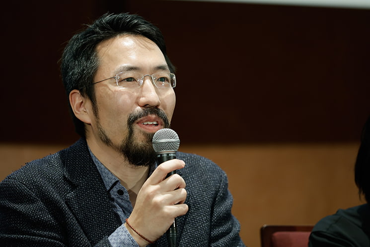 暦本純一教授の最終講義にて、研究室の定例ミーティングにおける「批判禁止」のルールや、的外れなアイデアに対する教授の「華麗なスルー」と「3倍面白いネタでの打ち返し」という独特な教育方針について、マイクを握り当時の衝撃を振り返りながら語る東京大学大学院准教授の石黒祥生氏