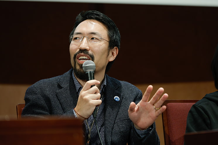 暦本純一教授の最終講義にて、物心ついたときから電子工作を愛してきた人間の究極の姿を教授に見出したと語り、東京大学という枠から解放されるこれからの未来に向けて、国際会議の場での再会を約束しながらマイクを手に笑顔でエールを送る、研究室のスピリットをアカデミアの場で受け継ぐ石黒祥生氏
