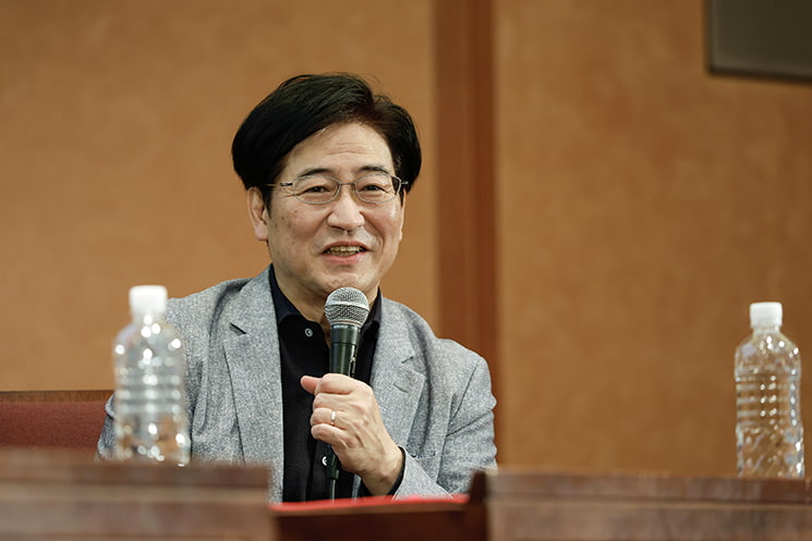 東京大学の最終講義にて、1970年の大阪万博や鉄腕アトムから受けた「ビリッとする衝撃」という自身の原点を振り返り、既存の論文の枠に囚われず「無性にやりたい」という純粋な初期衝動に従って未来の必然性を提示する重要性を、マイクを握り少年のように活き活きとした笑顔で語る暦本純一教授