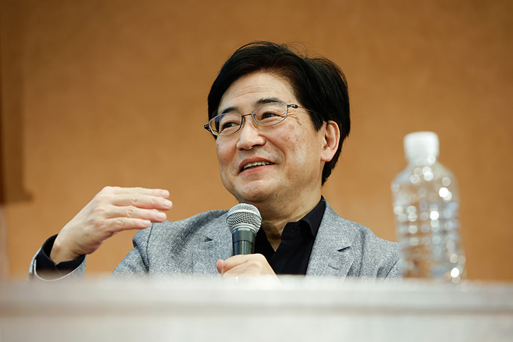 東京大学の最終講義にて、「マウスが小さいとお盆が小さい」という比喩表現を用いながら、局所的なUIの最適化にとどまらず人間の認知の境界線をハックする空間設計の重要性について、身振りを交えて楽しそうにデザイン哲学を語る暦本純一教授