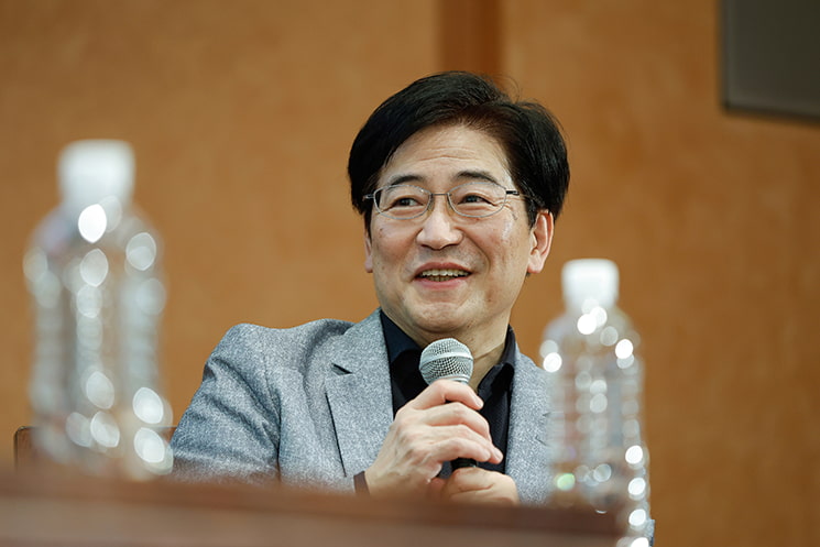 東京大学の最終講義にて、ユーザーの人生の時間を奪うような広告モデルのシステムを排し、「お金や貴重な人生の時間を投資してでも使いたいと思えるプロダクトを創ることこそが一番楽しい」という、ものづくりの本質とエンジニアリングの究極の喜びについて、マイクを手に優しい笑顔で語る暦本純一教授
