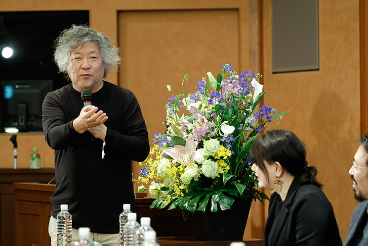 暦本純一教授の最終講義にて、ノーベル物理学賞を受賞したロジャー・ペンローズの「他人の論文を読みすぎず、まずは自分の頭で考える」という型破りな研究スタイルを引き合いに出し、暦本教授のオリジナルな発想力の源泉に迫る鋭い問いを、マイクを手に身振りを交えて投げかける司会の茂木健一郎氏