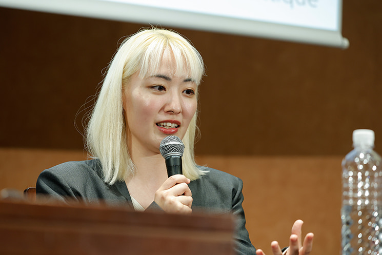 暦本純一教授の最終講義にて、テクノロジーの激流に圧倒され影が差しそうになった開発現場での葛藤を振り返り、少年のようにワクワクし続ける教授の姿が救いだったこと、そして教授の根底にある「人間への圧倒的な愛」という本質を、マイクを手に穏やかで優しい表情で語るGoogleの西條柚氏