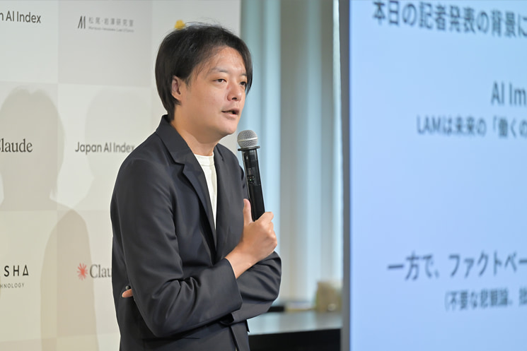 2026年6月の「Japan AI Index」発表会にてスピーチするPKSHA Technology CEOの上野山勝也氏。AIの進化に伴い先行市場で浮上する、自身のポジションを守るために意図的に知識や暗黙知を隠蔽・抱え込む行動「Knowledge Hiding（ナレッジ・ハイディング）」の組織課題に触れ、仕事への向き合い方が二極化するエンジニアの分岐点を解説している