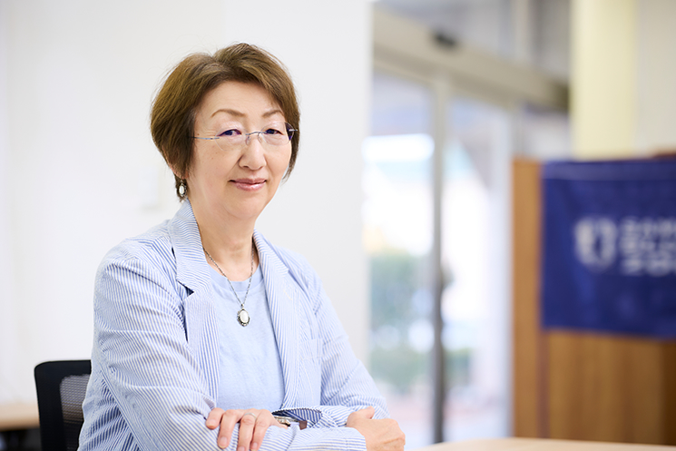 つくば言語技術教育研究所所長・三森ゆりか（さんもり・ゆりか）氏の近影。上智大学外国語学部卒、旧西ドイツでの滞在経験や外交官子女向けドイツ式作文教室の主宰を経て研究所を開設し、日本サッカー協会（JFA）や日本オリンピック委員会（JOC）等で言語技術教育・研修を手がける専門家