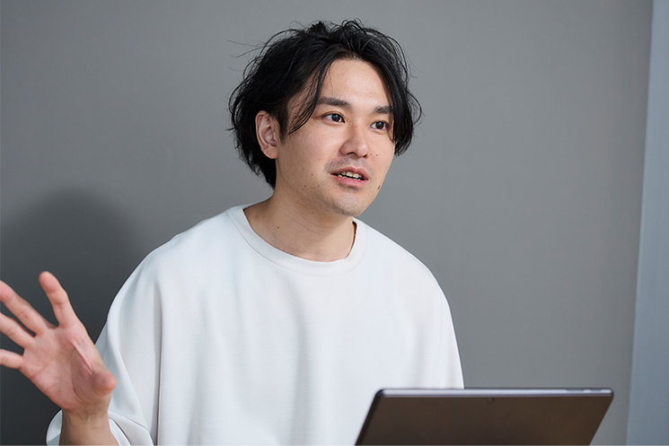 株式会社プラウドグロリア 代表取締役社長 菅野能史さんがインタビューに答える様子