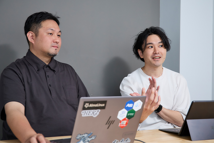 インタビューに応じる、プラウドグロリア代表の菅野さん（右）と、プラウドアドバンス代表の村上さん（左）