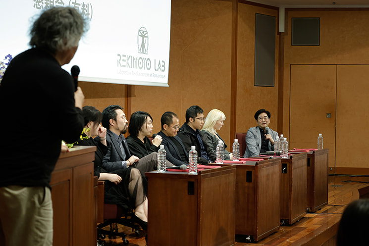 暦本純一教授の最終講義にて、論文の読みすぎが脳を既存の枠組み（ドメイン）に縛り付け「既存研究の延長線上の人」にしてしまう弊害を指摘し、先行研究を網羅しつつもオリジナルな発想を失わないことの重要性を、パネリストの卒業生たちが見守る中で穏やかに語る暦本純一教授