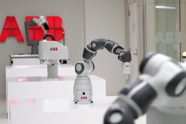 第46回ソフトバンクグループ定時株主総会（2026年）にて、世界第2位の産業用ロボットメーカーであるABBのロボティクス事業買収合意に伴い提示された、ABB社の最先端ロボットアームの展示写真。ASI（超知性）を身に付けたロボットを体現する「フィジカルAI」領域で圧倒的世界No.1を目指す同社の強固な意志を示す