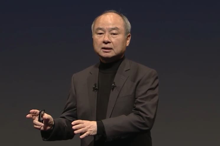 第46回ソフトバンクグループ定時株主総会（2026年）にて、「AI革命はまだ始まったばかり」であると強調する孫正義氏。Amazon、Microsoft、Googleの創業期を引き合いに出し、現在のAIテクノロジーの過熱感をバブルと呼ぶことは本質を冒涜していると指摘。AIの底力が一気に世界へ広がる段階であり、今こそ投資の好機であることを主張するプレゼンテーションの姿
