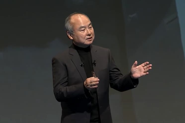 第46回ソフトバンクグループ定時株主総会（2026年）のプレゼンテーションの終盤、自身の経営原点を語る孫正義氏。5歳や6歳の頃に父親の膝の上で「お金のためではなく、何百万、何億の人を幸せにするために生きるんだ」と諭された言葉を回想し、SBGが推進するAI革命やASI（超知性）開発はすべて「人々を幸せにするため」であると伝える姿