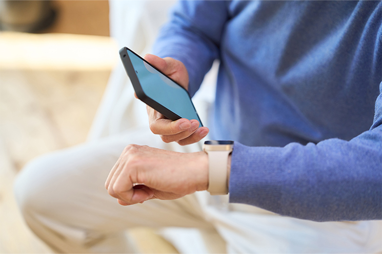 時間を確認する男性のイメージ。とりあえず30分タイマーを掛けてみて、ダメなら物理的に動いて別の小さな作業をこなすが重要だと、よんてんごPさんは語る。