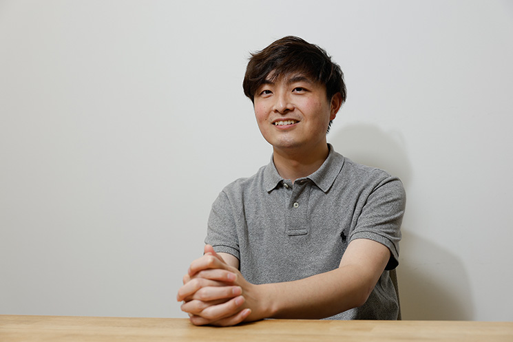 アクストリア株式会社ITソリューション部のエンジニア・小林勇輝さん。PythonやJavaScriptなどの最新技術を扱える環境や大企業のプロジェクト参画を求めて転職した経緯を語る様子
