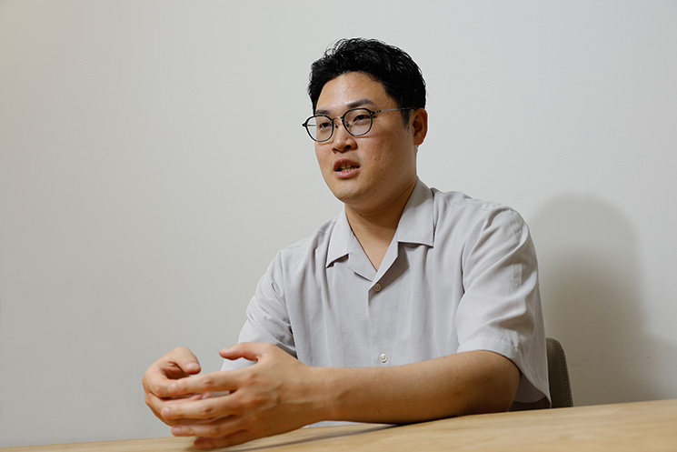 アクストリア株式会社の事業開発部事業開発課主任・奥藤陸矢さん。前職でのキャリアの懸念やエンジニアとしての焦り、転職理由について語っているインタビュー風景