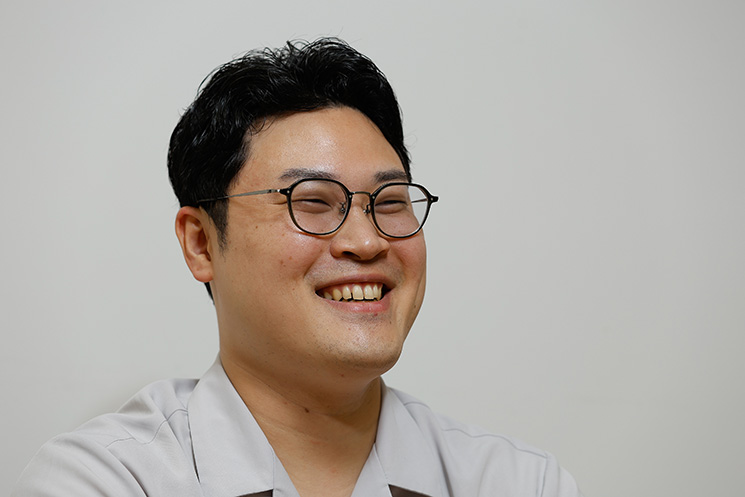 笑顔で話すアクストリア株式会社の奥藤陸矢さん。受託開発チームの立ち上げやルール作りを主導し、意思決定のスピード感や裁量権を持って働けるやりがいについて語る様子