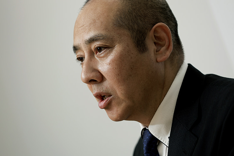 真剣なまなざしで技術的課題を語るインフォース代表取締役の濱松毅氏。半角カナの許容など柔軟すぎるAccessと制約の厳しいSQL Serverとの設計思想の違いや、現場で自作されたシステムの完全自動変換が困難であった背景について解説する一幕
