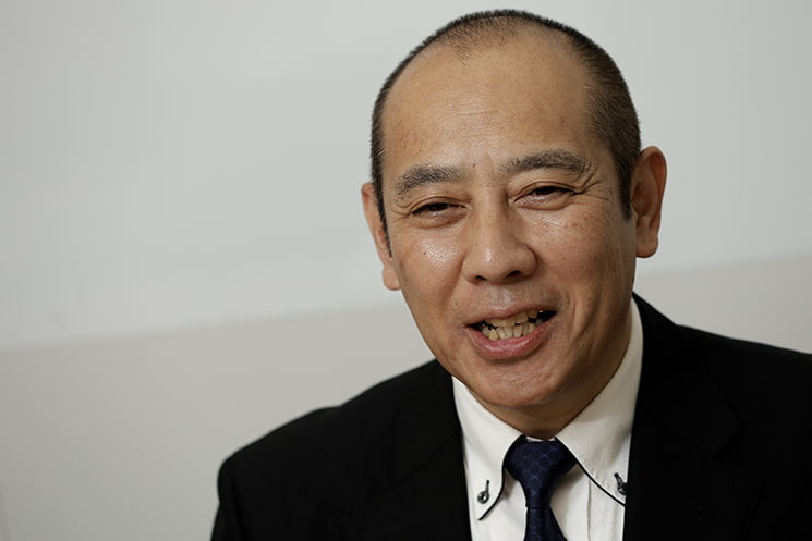 和やかな表情でインタビューに答えるインフォース代表取締役の濱松毅氏。米マイクロソフト元副社長の西和彦氏との対話や「Service Pack for Access」構想のエピソードを通じ、単なる技術トレンドにとどまらないMicrosoft Accessの誕生背景やVBAの歴史、その本質的価値について回想する一幕
