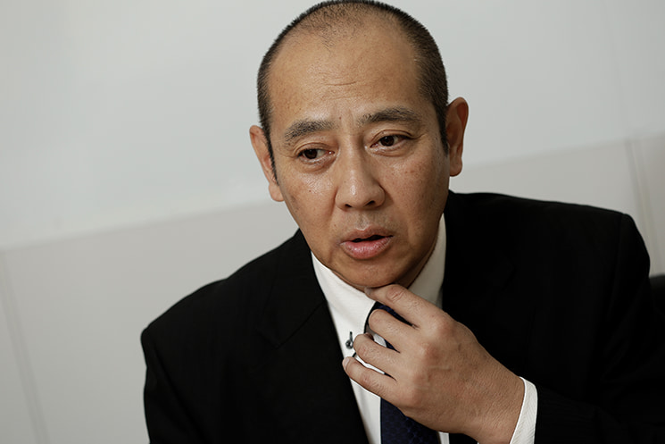 あごに手を当て真剣な眼差しで思考を巡らせるインフォース代表取締役の濱松毅氏。既存業務を止めずにシステムを移行する難しさや「現場の使いやすさ」というリアリティに触れつつ、現在も相談が増え続けるMicrosoft Access資産のクラウド移行やMicrosoft Azure連携といったモダナイゼーション支援の最前線について語る場面