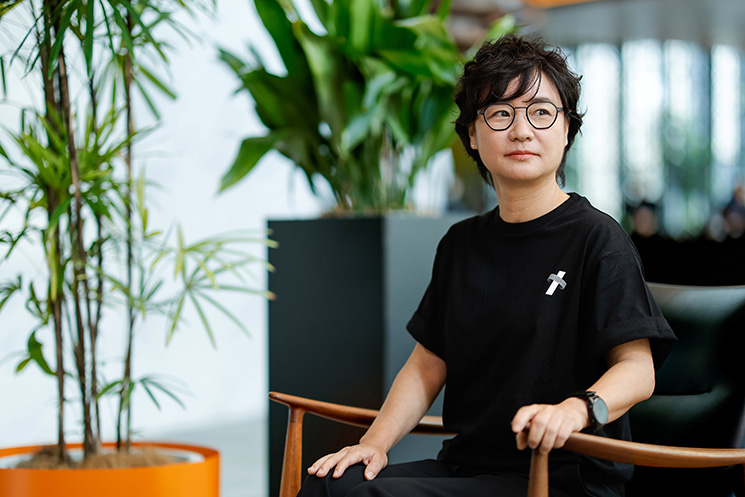 LINEヤフーのCTO・朴イビンさんが、AI時代におけるエンジニアの役割の広がりや責任について、遠くを見つめながら思考を巡らせるインタビューカット