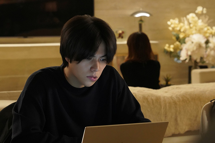 映画『5秒で完全犯罪を生成する方法』の1シーン。重岡大毅さんが演じる主人公・航がパソコンに向かっている様子