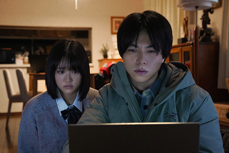 映画『5秒で完全犯罪を生成する方法』の1シーン。主人公・航を演じた重岡大毅さんと妹・幸来を演じた原菜乃華さんがパソコンに向かっている様子