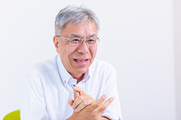 笑顔で取材に応じる株式会社ブランチの代表取締役社長・松枝一孝さん