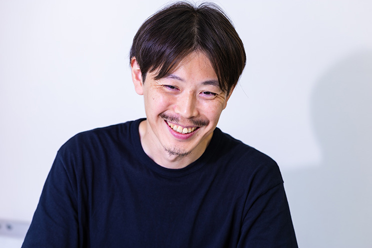 笑顔で取材に応じる株式会社ブランチのエンジニア・大野晃さん