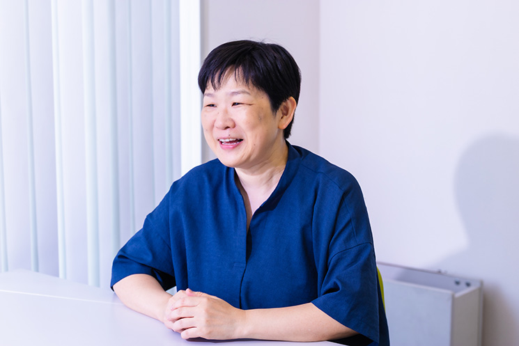 笑顔で取材に応じる株式会社ブランチのエンジニア・吉田晴子さん