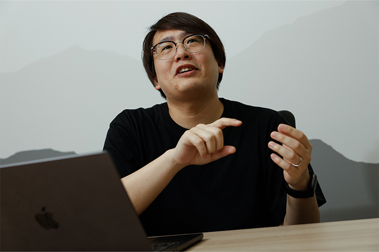 データを利用する主体が人間からAIに変わることで、基盤構築のアプローチが変わることについて解説する上間貫司さん