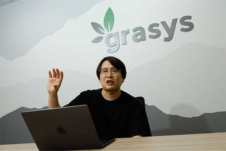 上間貫司さんがメダリオンアーキテクチャの有効性について語っている様子