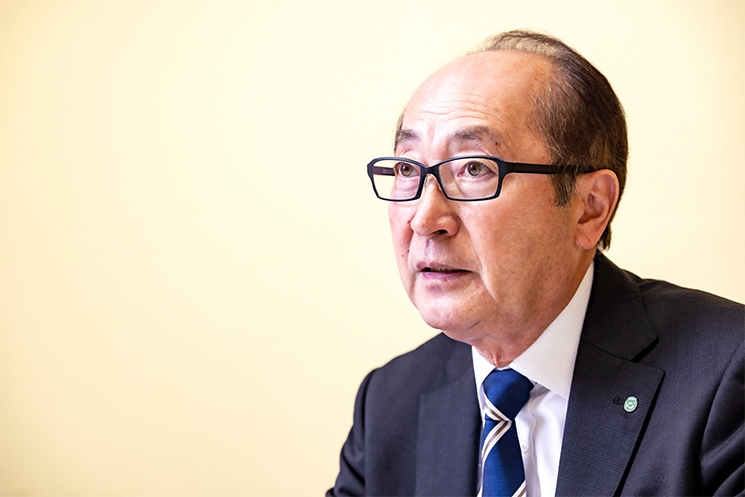真剣な眼差しで語るサイゼリヤ代表取締役社長の松谷秀治氏。ミラノ風ドリアを480円から290円へ値下げした際、品質を落とさず利益を出すため、メニューの絞り込みや福島での精米工場設立、オーストラリアでのソース工場建設といったサプライチェーン全体の再構築を断行した改革戦略を提示するカット