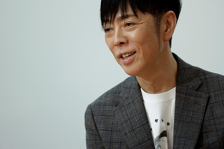 笑顔で取材に応じるクリエイティブディレクターの佐藤可士和さん「目で見て、頭で考えるだけではなく、体全体で感じることが身体知。生命は脳や心臓よりも先に『腸』からできたという説がある通り、腹落ちする、腹の虫、腑に落ちる……など、腹に関する言葉がたくさんありますよね。なので、脳ではなく腸で考えるといいのかもしれません。ちなみにこれはAIに教えてもらいました（笑）」と語る