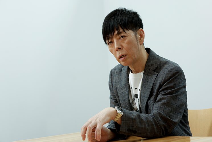 笑顔で取材に応じるクリエイティブディレクターの佐藤可士和さん「先ほど『クリエイティブとは整理することで、そのためにはコンセプトという軸が重要』とお話ししましたが、このコンセプトを決めるときにも『どうしたいか』という欲望を突き詰めていく作業が役立ちます」と語る