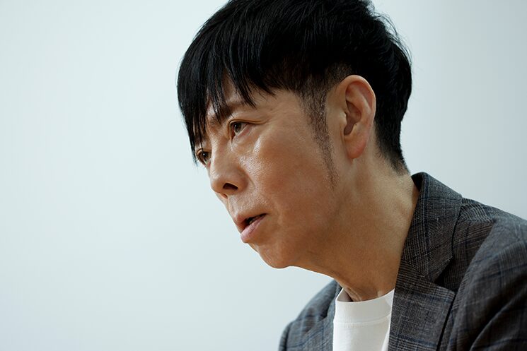 取材に応じるクリエイティブディレクターの佐藤可士和さん