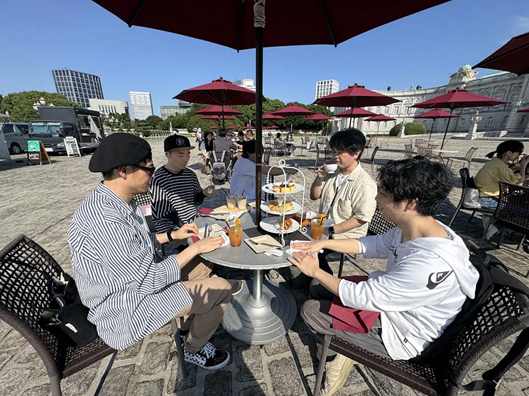 ラフアンドレディ株式会社の社員が社内交流会で迎賓館赤坂離宮に訪れ、アフタヌーンティーを楽しんでいる様子