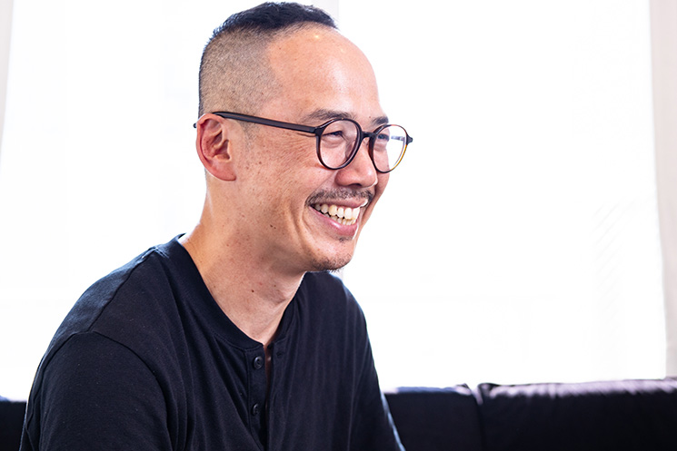 笑顔で取材に応えるラフアンドレディ株式会社の取締役・桑折誠太郎さん