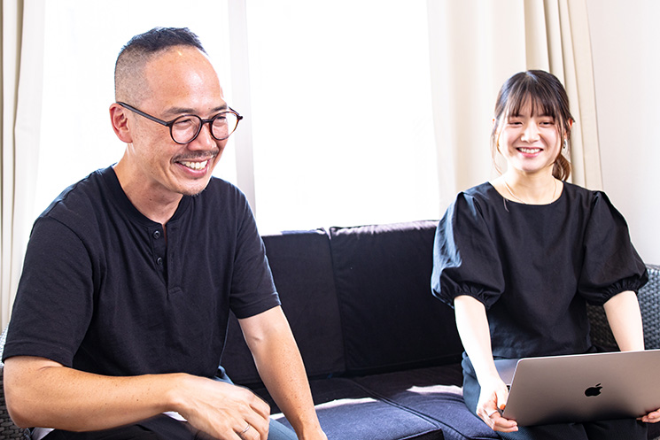 笑顔で取材に応えるラフアンドレディ株式会社の取締役・桑折誠太郎さんと広報・田川あんさん