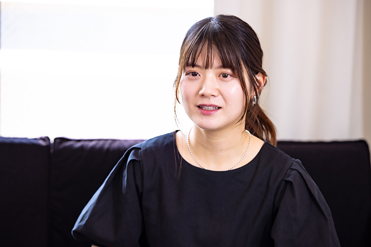 取材に応えるラフアンドレディ株式会社の広報・田川あんさん