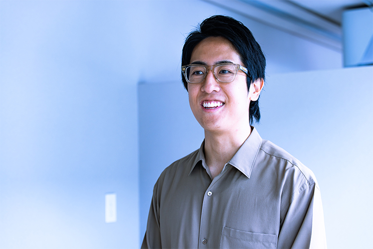 MWの「Living Home（生きた家）」というコンセプトについて解説している成田修造さんの様子