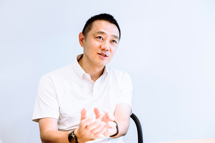 取材に応じる株式会社コルクの代表取締役社長CEO・佐渡島庸平さん