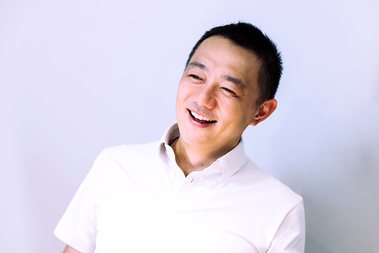 笑顔で取材に応じる株式会社コルクの代表取締役社長CEO・佐渡島庸平さん