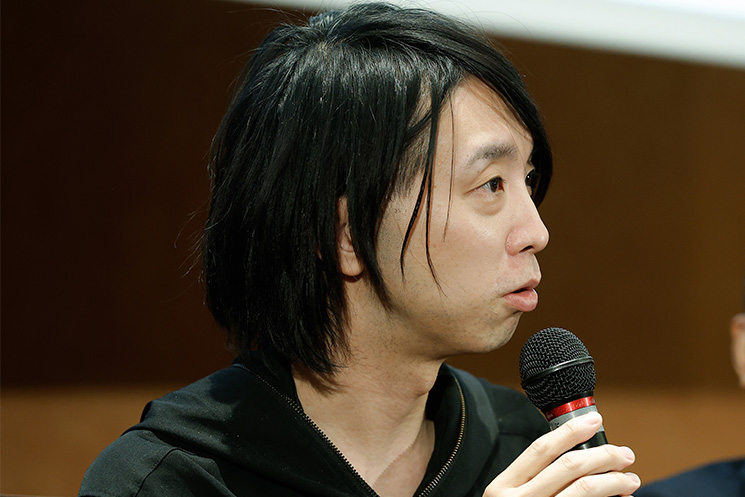 マイクを手に語るメディアアーティストの落合陽一さん