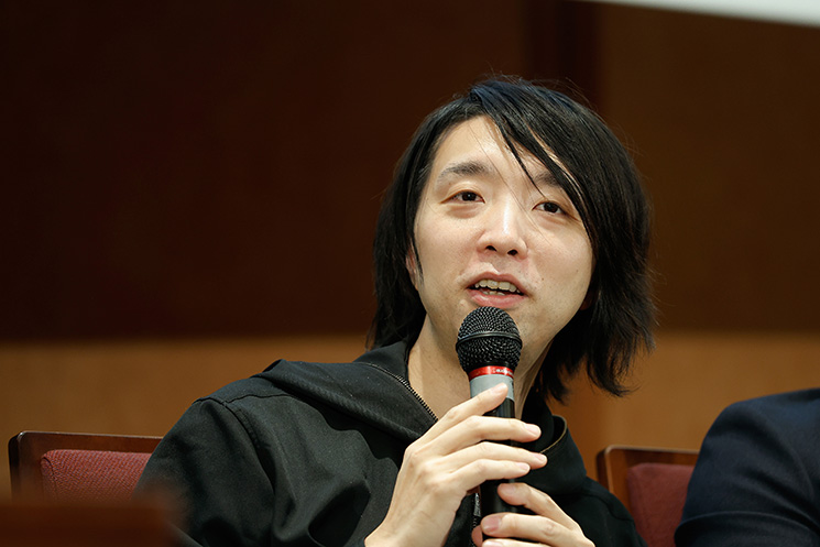 マイクを手に語るメディアアーティストの落合陽一さん