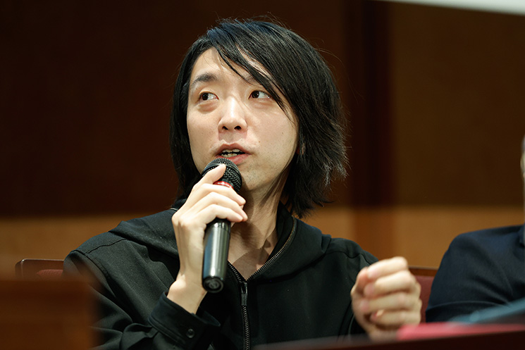 マイクを手に語るメディアアーティストの落合陽一さん