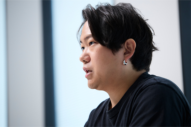 男気契約という独自の施策について解説する後藤さんの様子