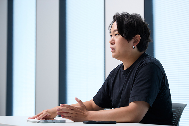 独自のコーディングテストの通過結果について語る後藤さんの様子