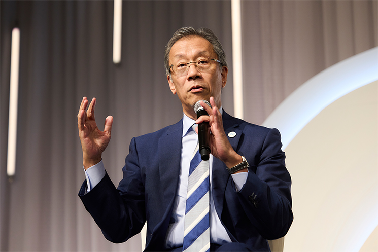 人間自身がアイデアを思いつき、AIとの壁打ちで形にしていくべきだと熱弁する藤井総長