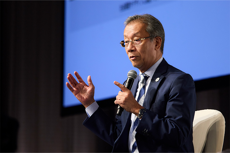 東大総長・藤井さんが、主体的に価値を生み出していく力が重要になると力説している様子