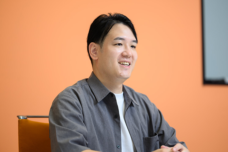 インタビューに応えるアワーズシップ株式会社の代表取締役・塩田悠麻さん