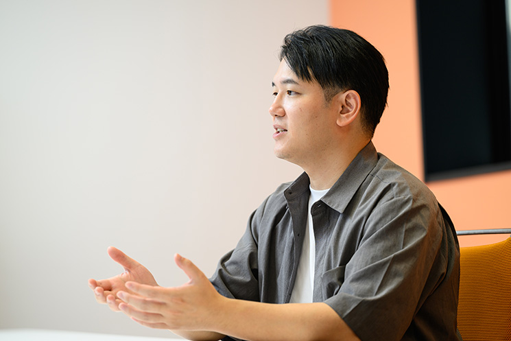 インタビューに応えるアワーズシップ株式会社の代表取締役・塩田悠麻さん